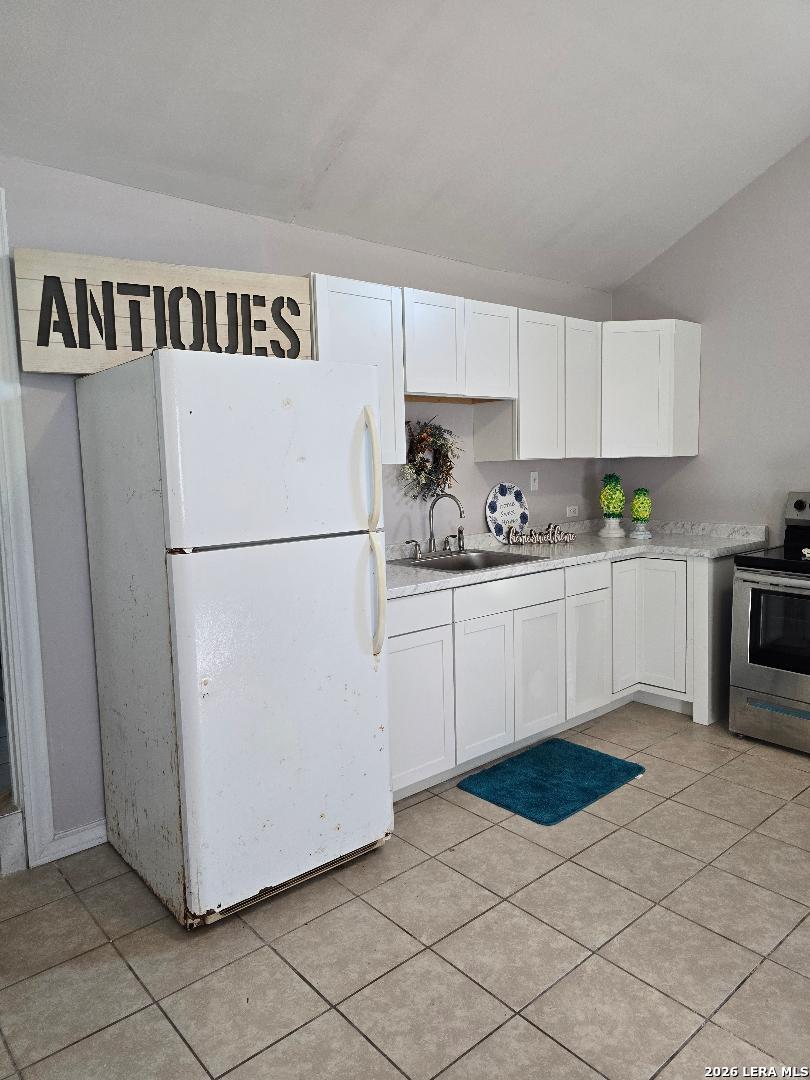 208 County Road 6847 Lytle, TX 78052 - Photo 4 of 6