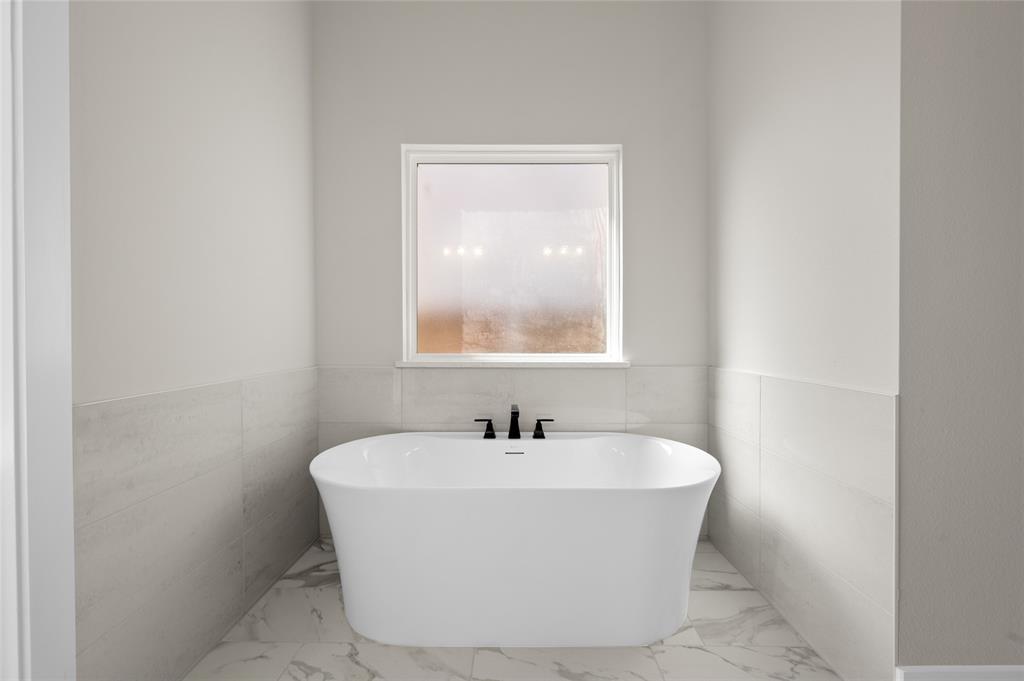 221 Lantern Ridge Drive Aledo, TX 76008 - Photo 18 of 29 221 Lantern Ridge- Primary Suite-4