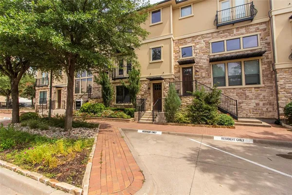 a view of yellow house with a yard