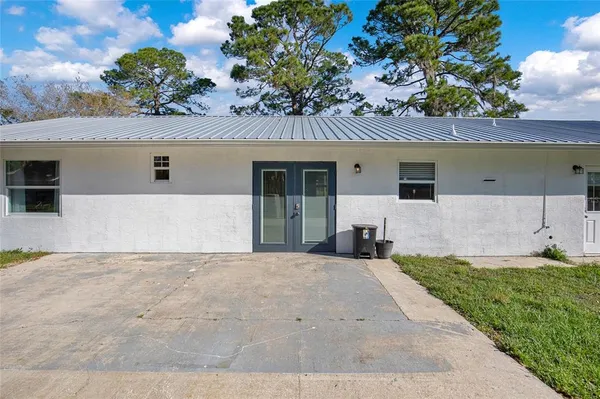 a view of a back yard