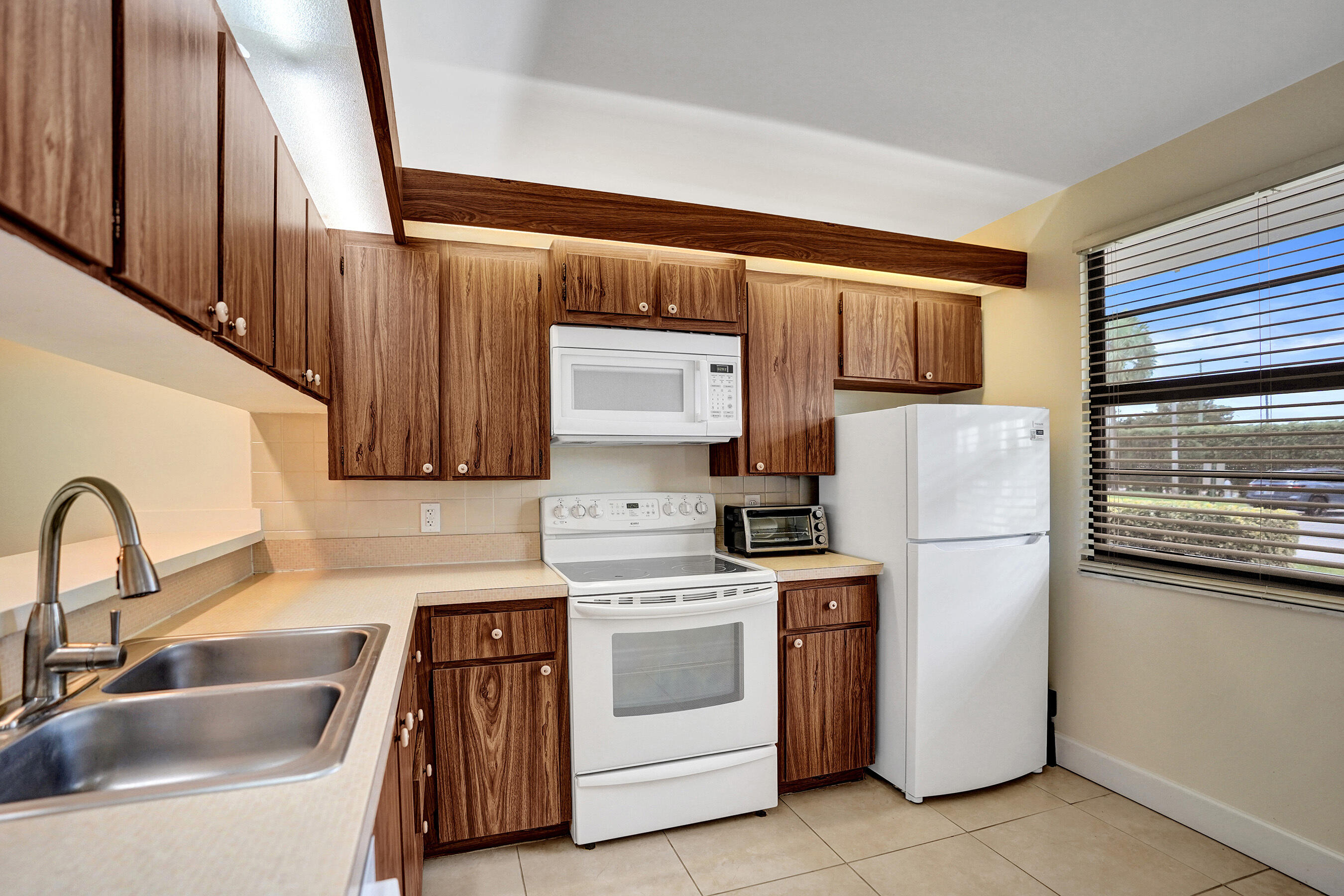 6037 Balboa Circle, Unit 101 Boca Raton, FL 33433 - Photo 6 of 29 Bright Kitchen