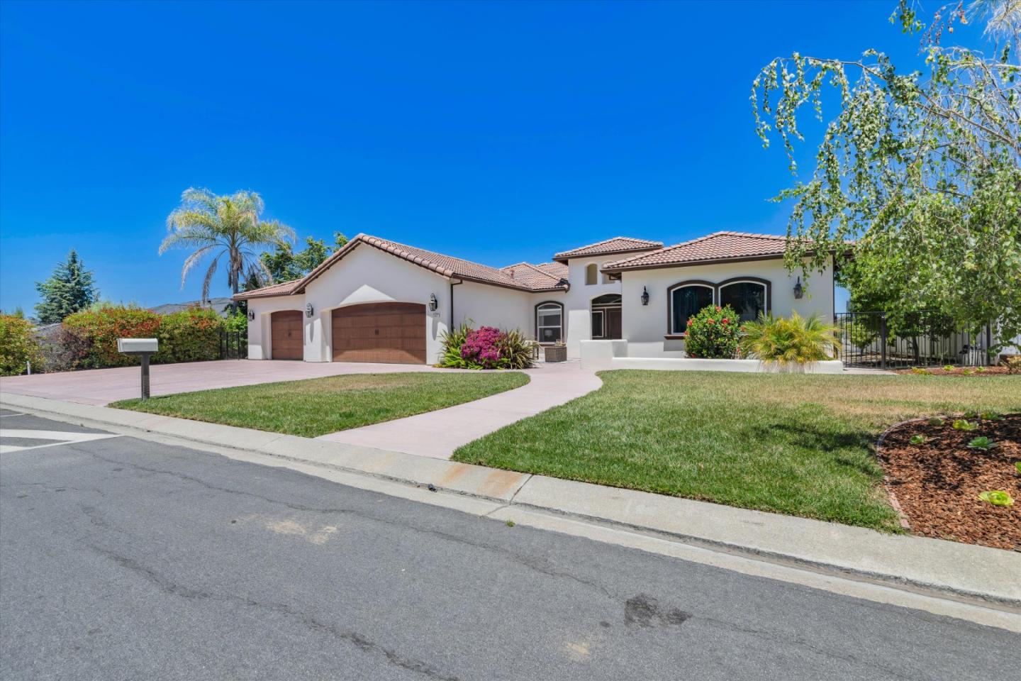 745 South Ridgemark Drive Hollister, CA 95023 - Photo 3 of 50