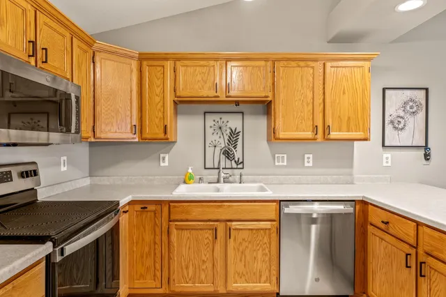 $299,900 | 1030 River Pl Boulevard, Unit 4, Waukesha, WI 53189