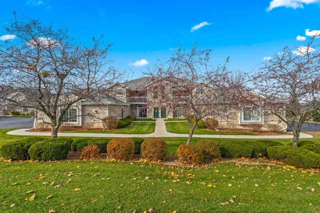 $299,900 | 1030 River Pl Boulevard, Unit 4, Waukesha, WI 53189