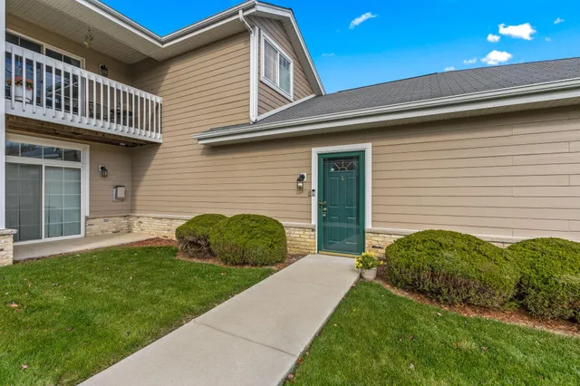 $299,900 | 1030 River Pl Boulevard, Unit 4, Waukesha, WI 53189