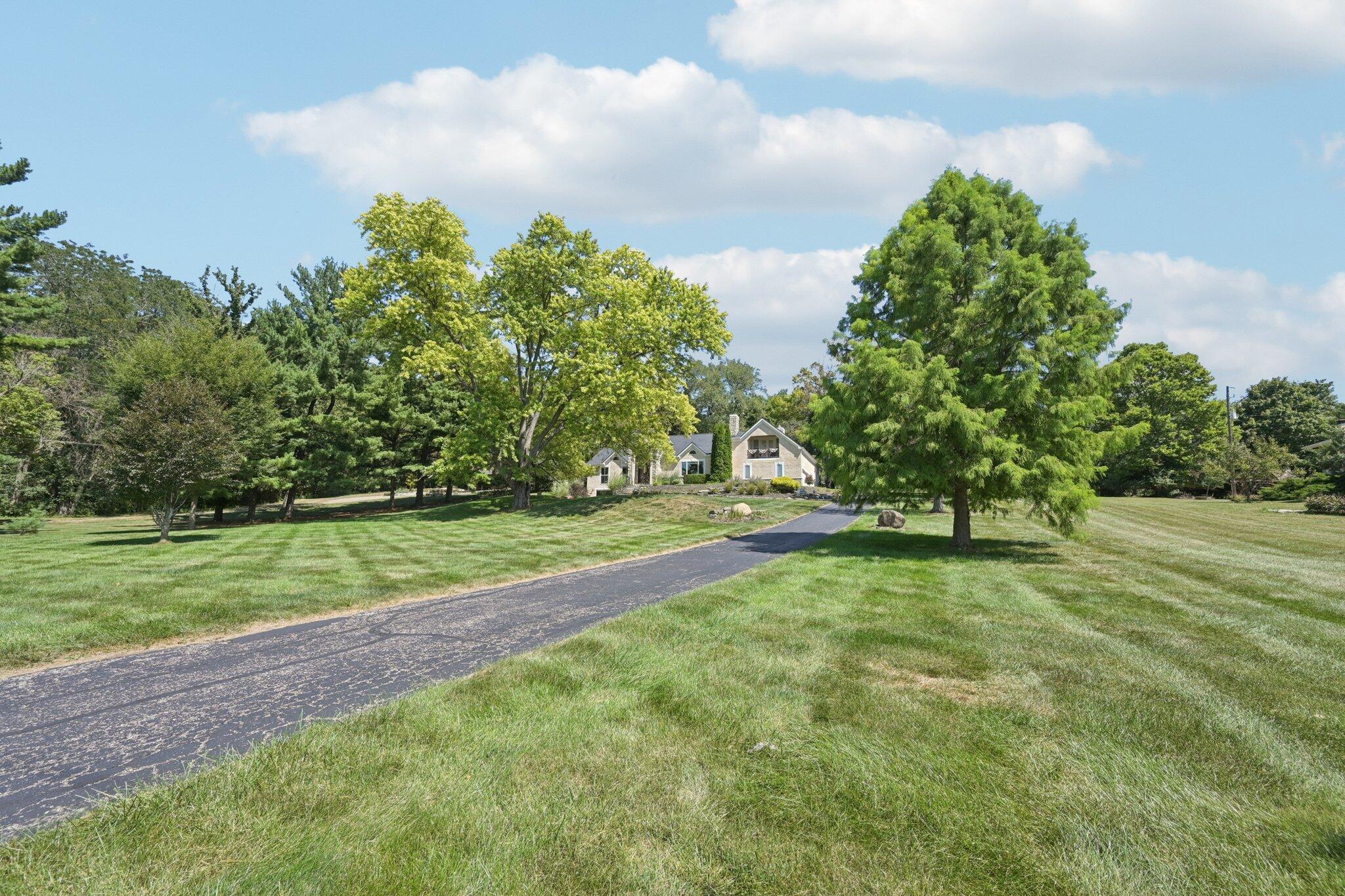 10669 Riverside Drive Powell, OH 43065 - Photo 3 of 103 Driveway