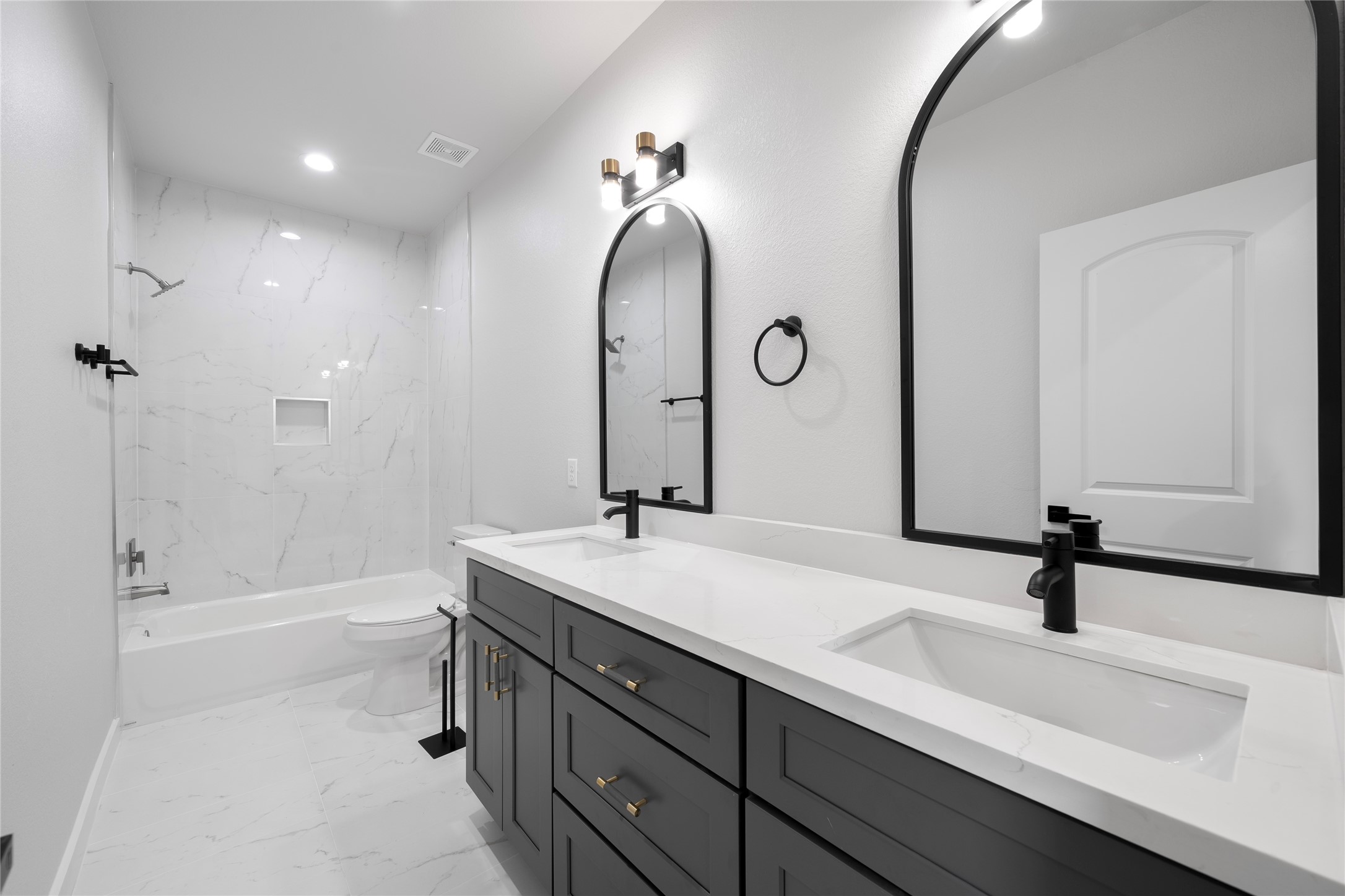 7220 South Hall Street, Unit B Houston, TX 77028 - Photo 26 of 34 a bathroom with a sink and a mirror with bathtub