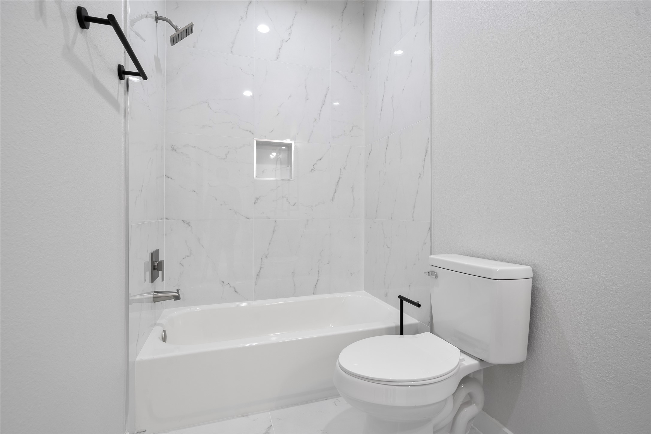 7220 South Hall Street, Unit B Houston, TX 77028 - Photo 27 of 34 a bathroom with a toilet a sink and bathtub