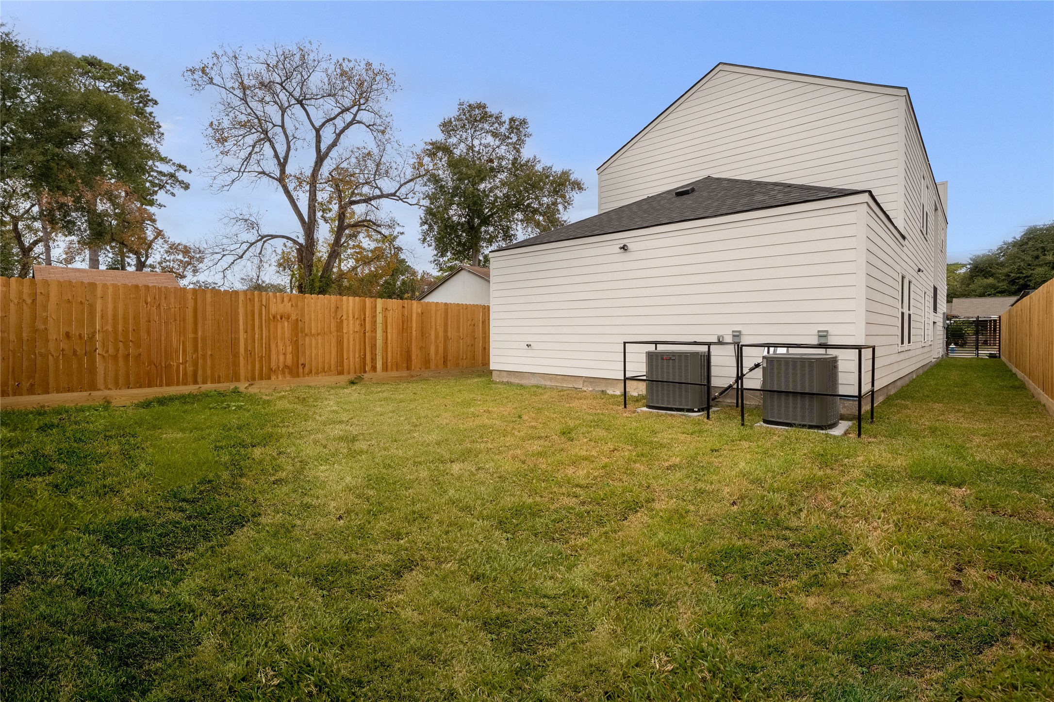 7220 South Hall Street, Unit B Houston, TX 77028 - Photo 31 of 34 a view of a backyard of the house
