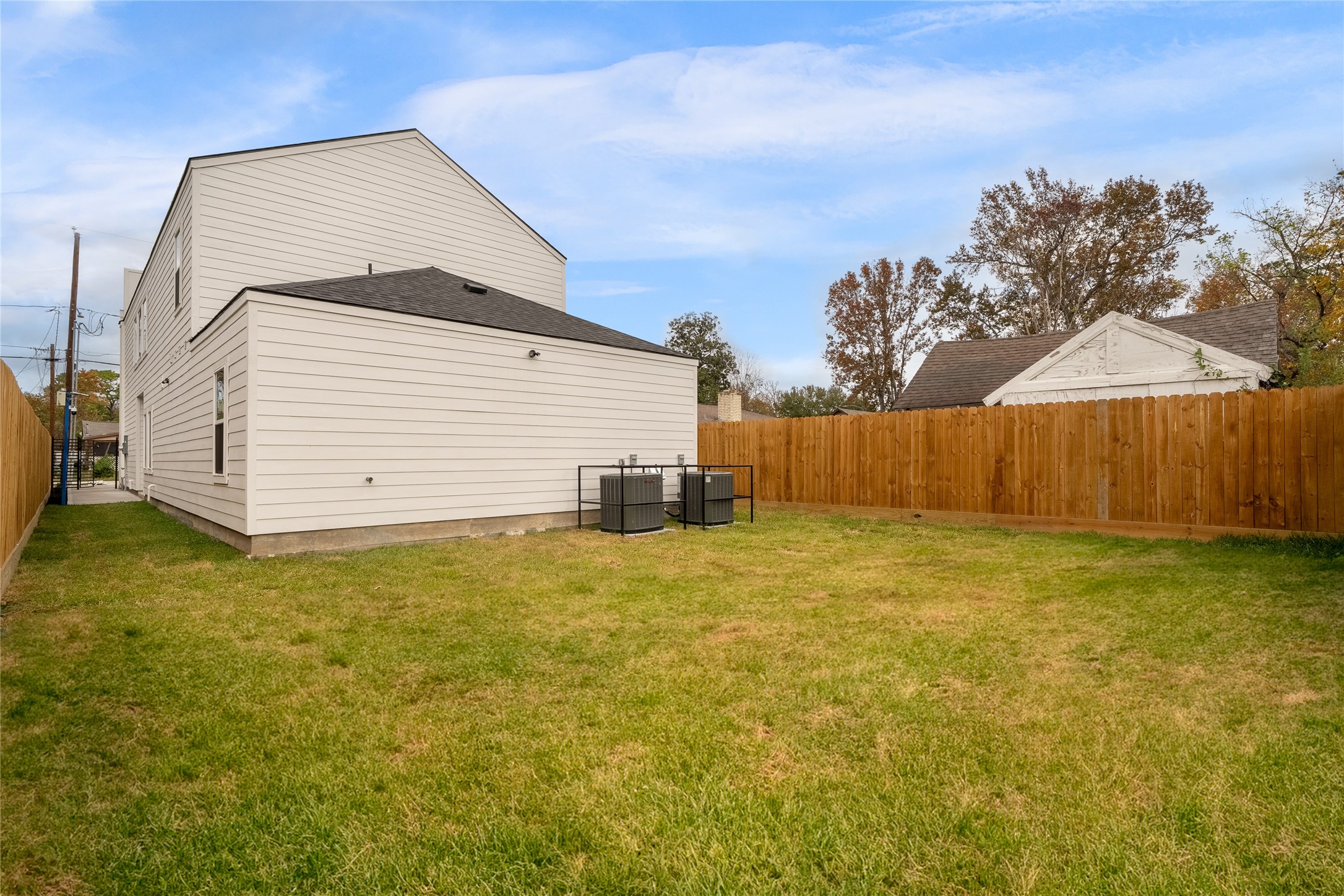 7220 South Hall Street, Unit B Houston, TX 77028 - Photo 33 of 34 a view of a backyard