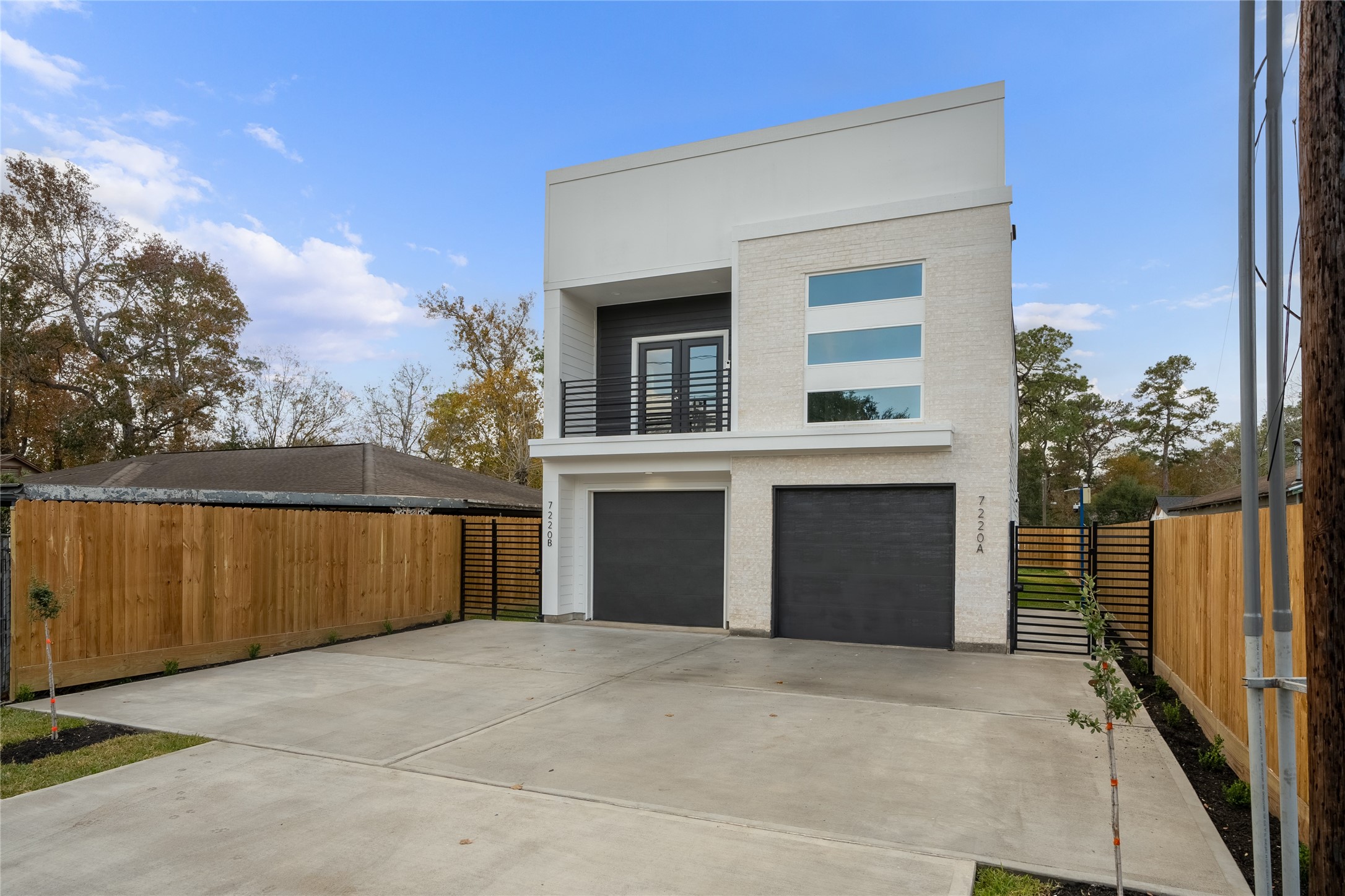 7220 South Hall Street, Unit B Houston, TX 77028 - Photo 34 of 34 front view of a house with a garage