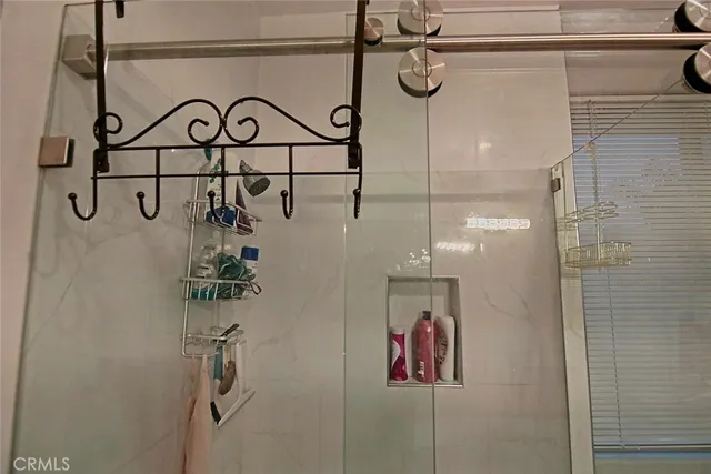 a view of a house with yard and plants