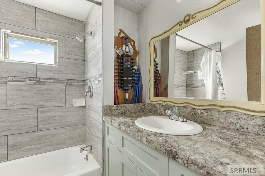 5571 East Iona Road Iona, ID 83427 - Photo 15 of 33 Bathroom 2