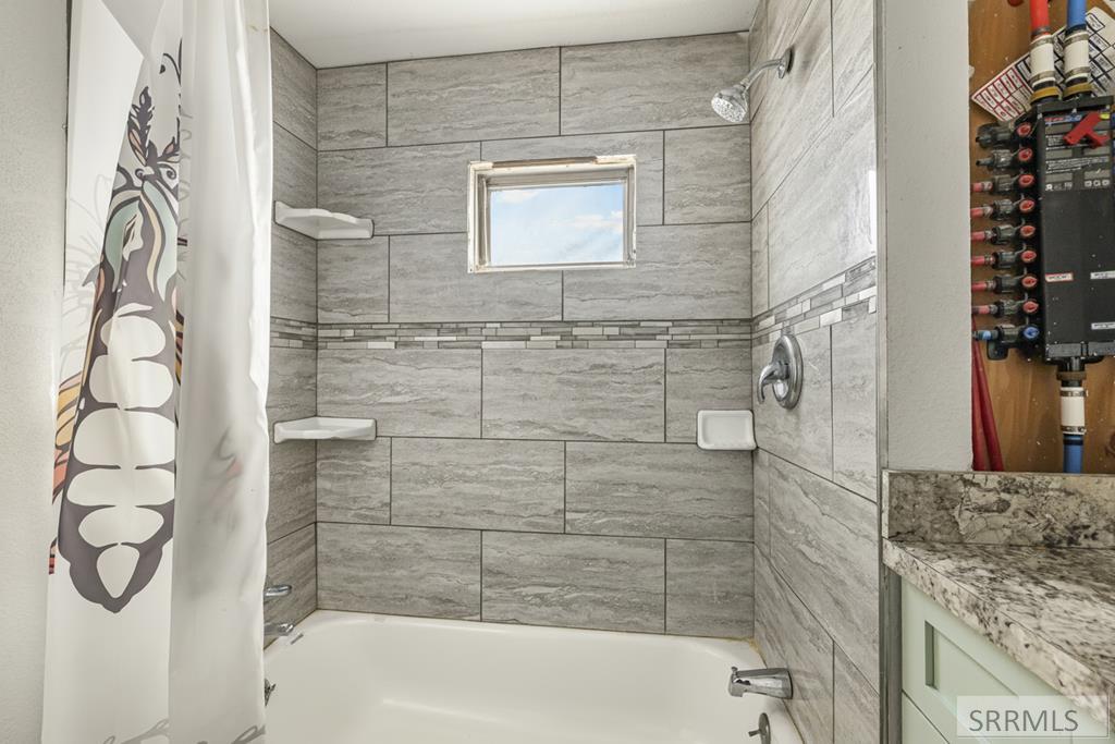 5571 East Iona Road Iona, ID 83427 - Photo 16 of 33 Bathroom 2