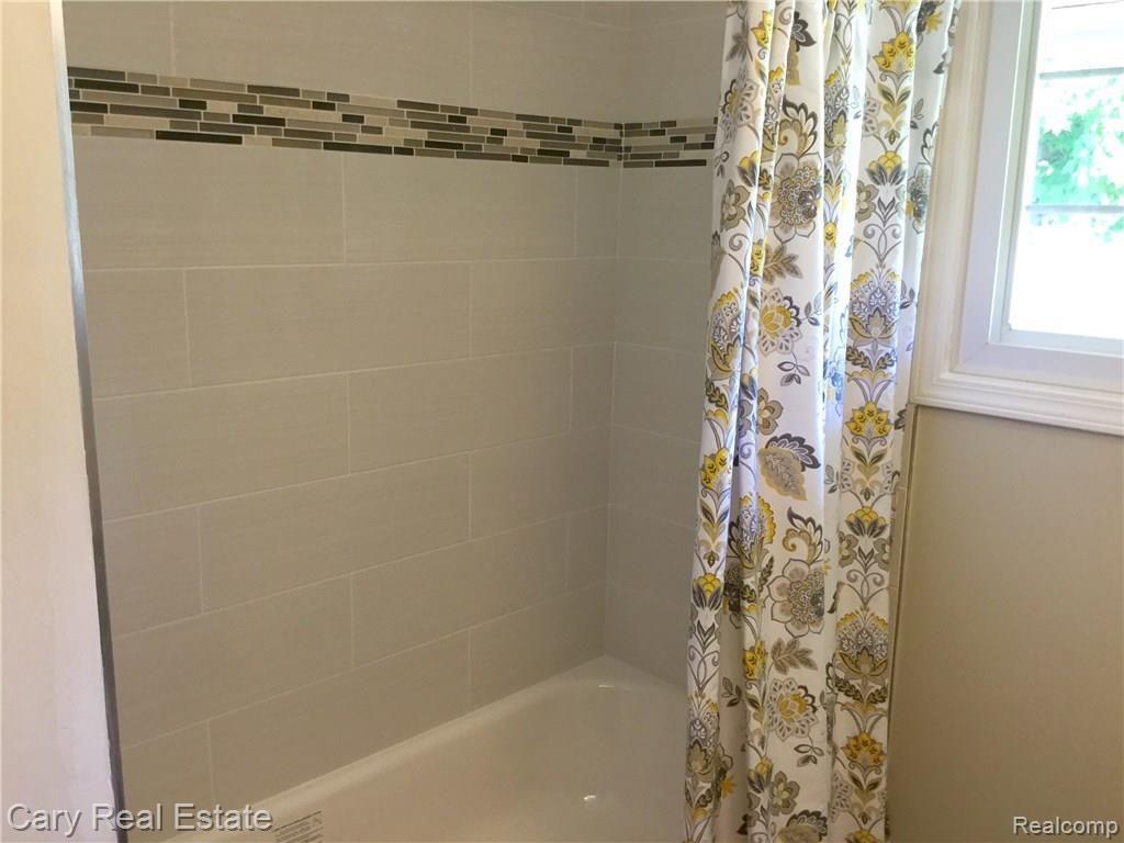 2051 South Commerce Road Walled Lake, MI 48390 - Photo 20 of 36 New tub & custom tile surround