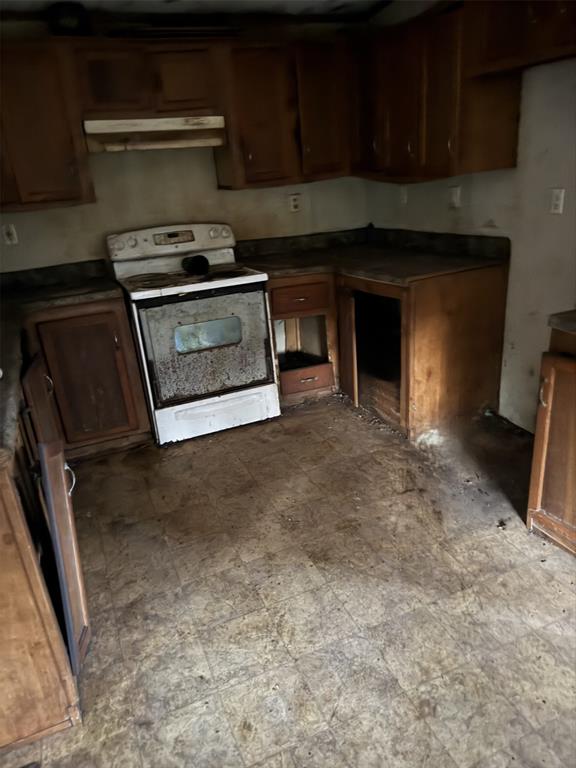 1233 Suncrest Circle Jasper, TX 75951 - Photo 10 of 12 a stove top oven sitting inside of a kitchen