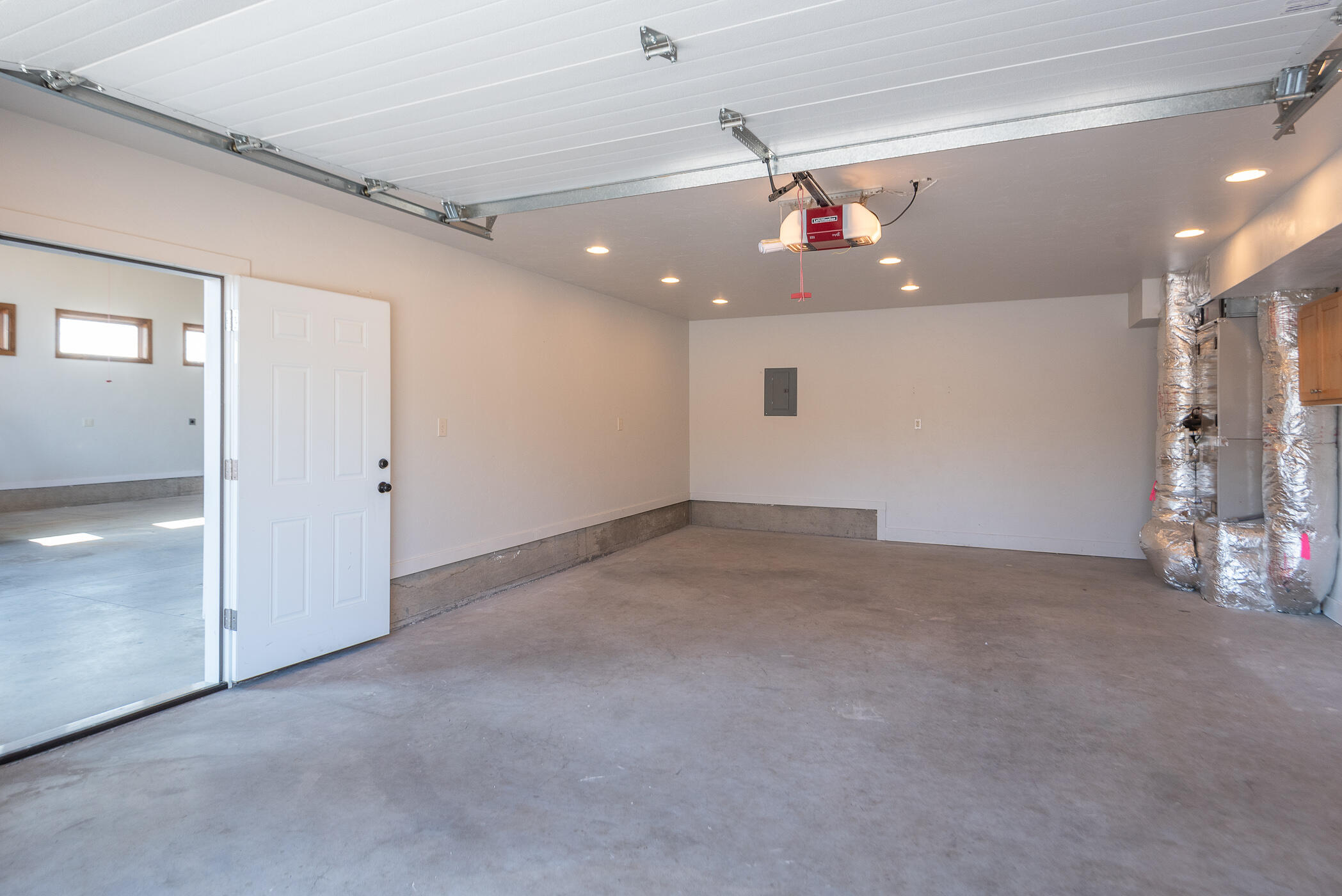 65025 Hunnell Road Bend, OR 97703 - Photo 41 of 50 41Garage2