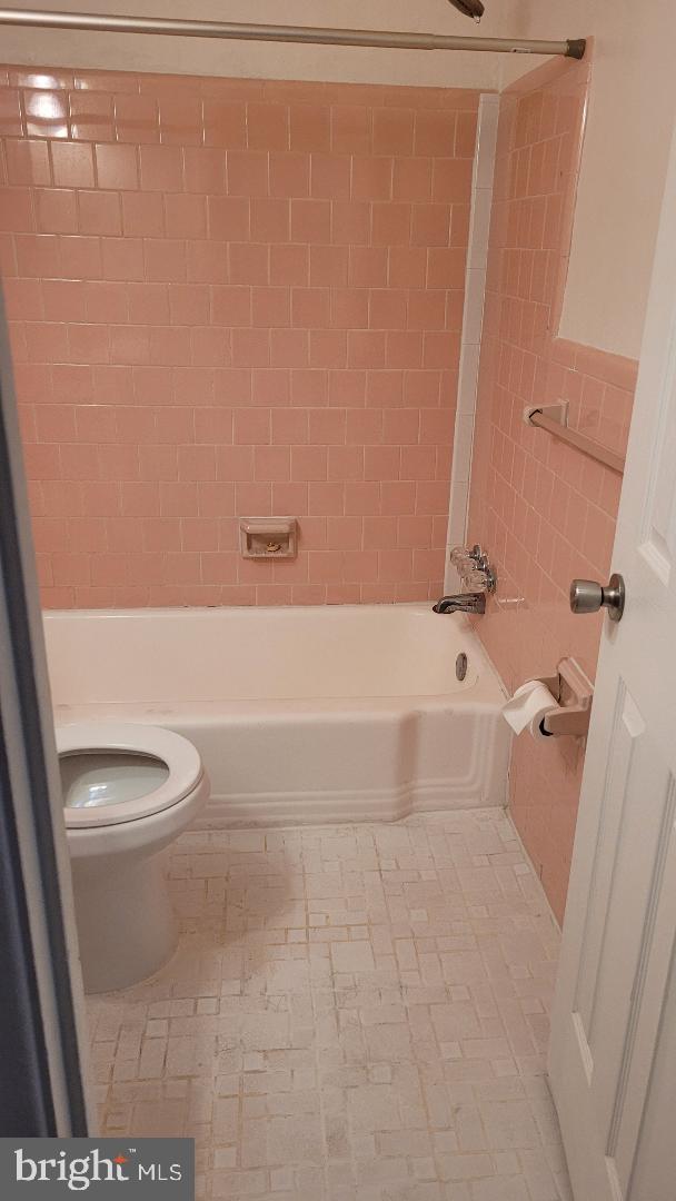 2848 Annandale Road, Unit 123 Falls Church, VA 22042 - Photo 15 of 19 Bath tub