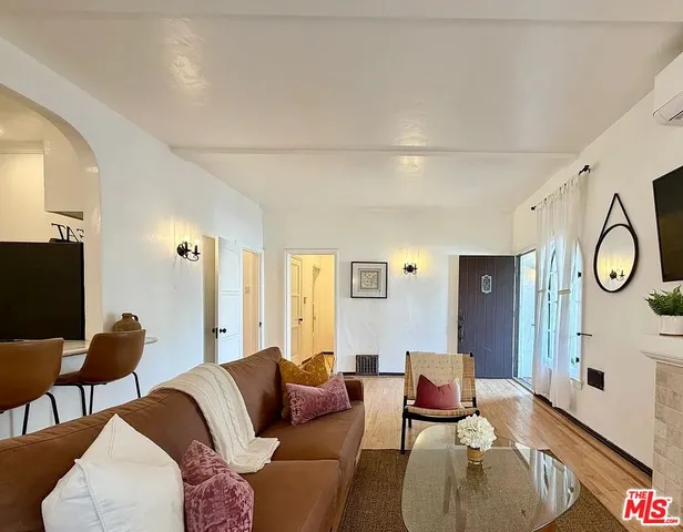 $5,900 | 854 4th Street, Santa Monica, CA 90403