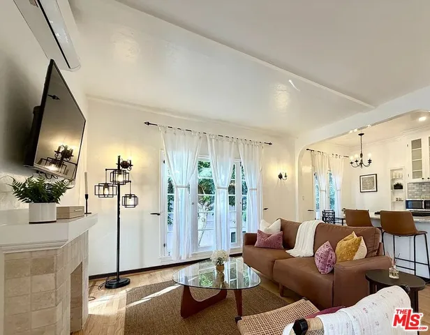 $5,900 | 854 4th Street, Santa Monica, CA 90403