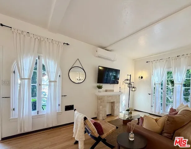 $5,900 | 854 4th Street, Santa Monica, CA 90403