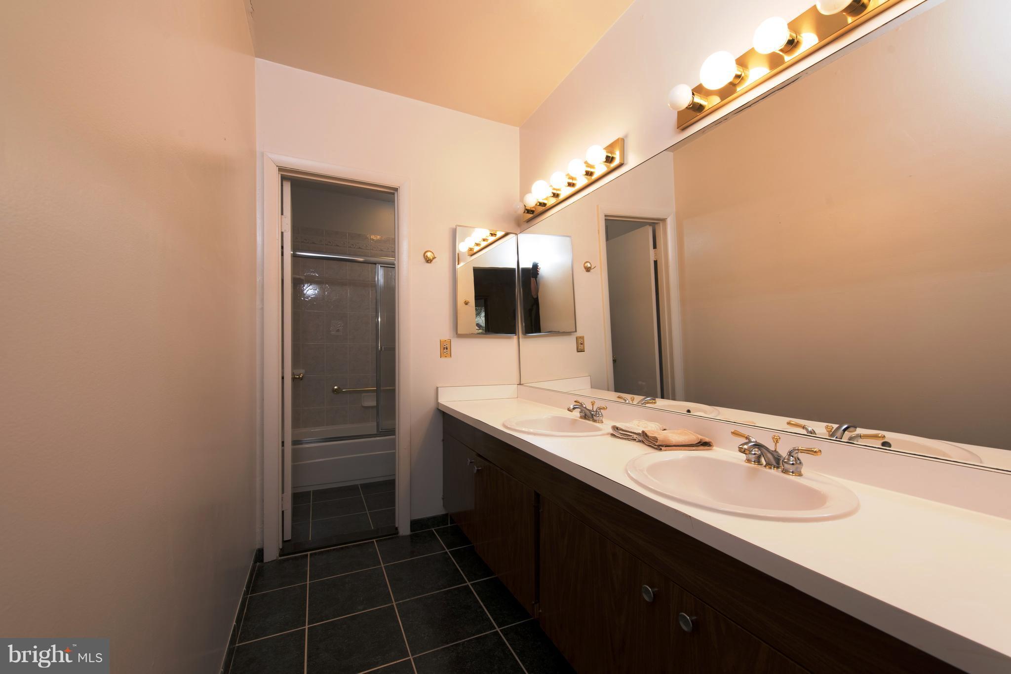 17 Hamill Road, Unit 17F Baltimore, MD 21210 - Photo 14 of 22 Bath (Master)