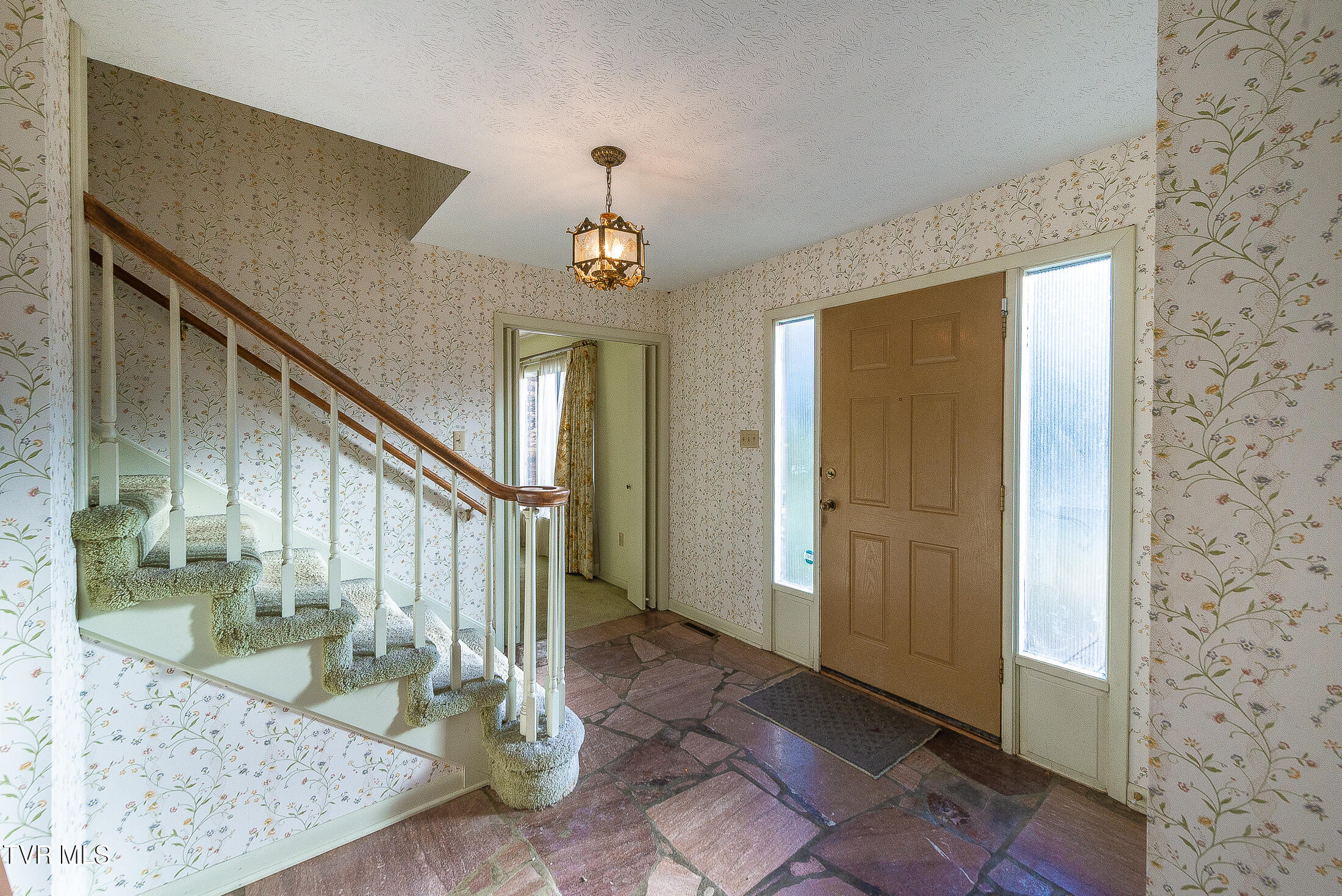 2616 Suffolk Street Kingsport, TN 37660 - Photo 4 of 40 entry foyer