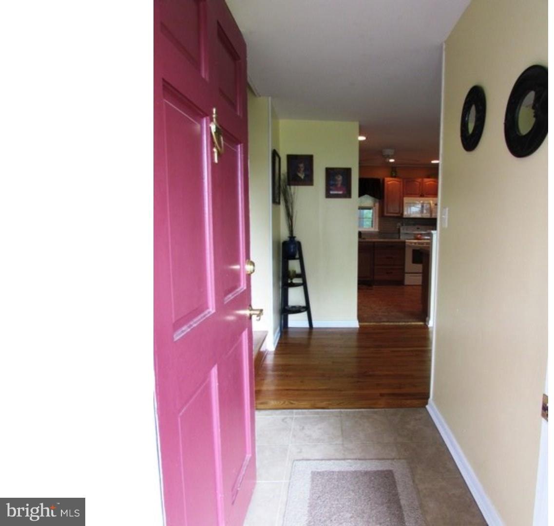 910 Linfield Road Newark, DE 19713 - Photo 3 of 22 Foyer