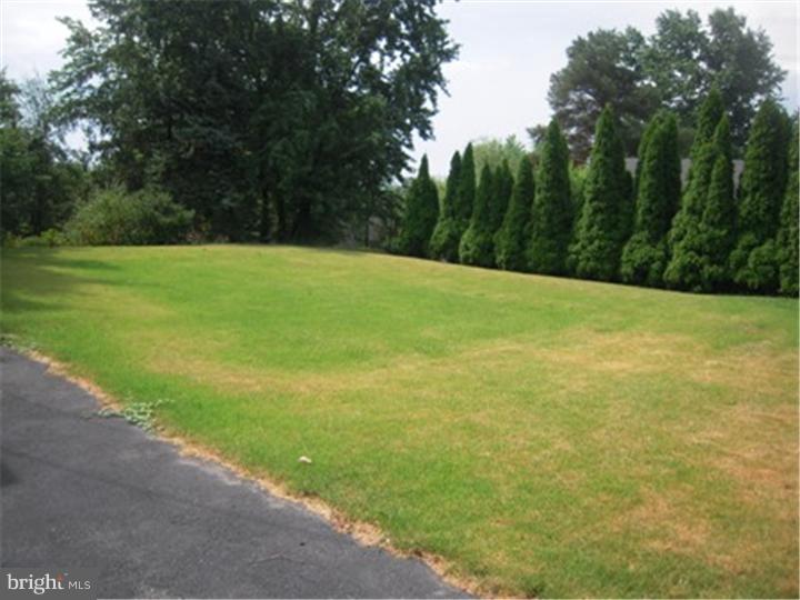508 Highgate Road Norristown, PA 19403 - Photo 2 of 7 Side Yard