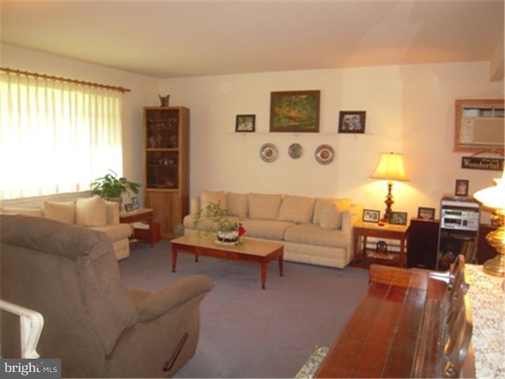 508 Highgate Road Norristown, PA 19403 - Photo 3 of 7 Living Room