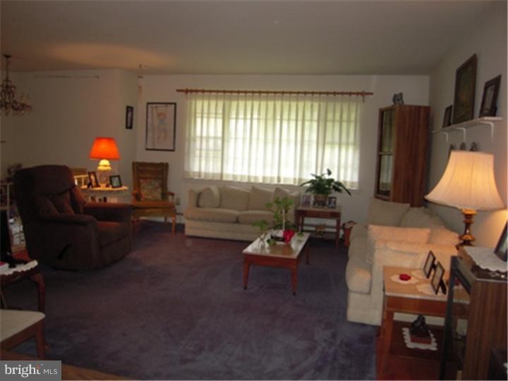 508 Highgate Road Norristown, PA 19403 - Photo 4 of 7 Living Room
