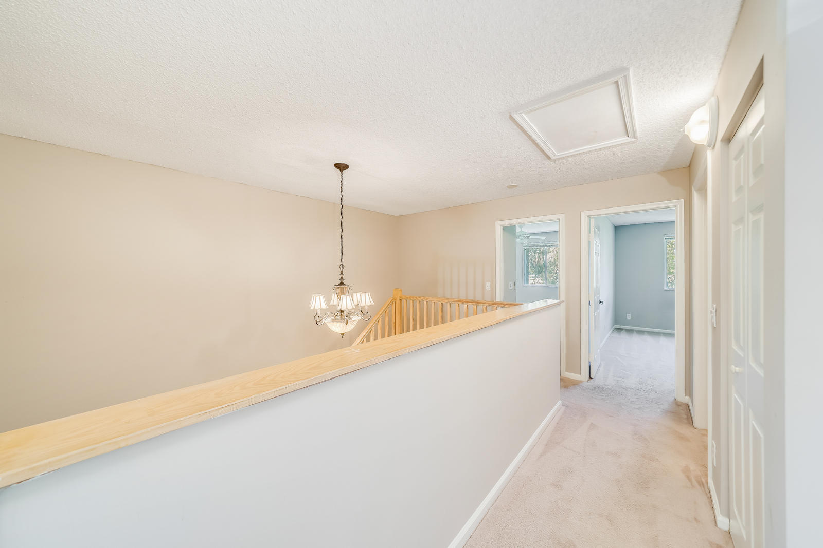 8313 Vía Serena Boca Raton, FL 33433 - Photo 40 of 78 Upstairs hallway