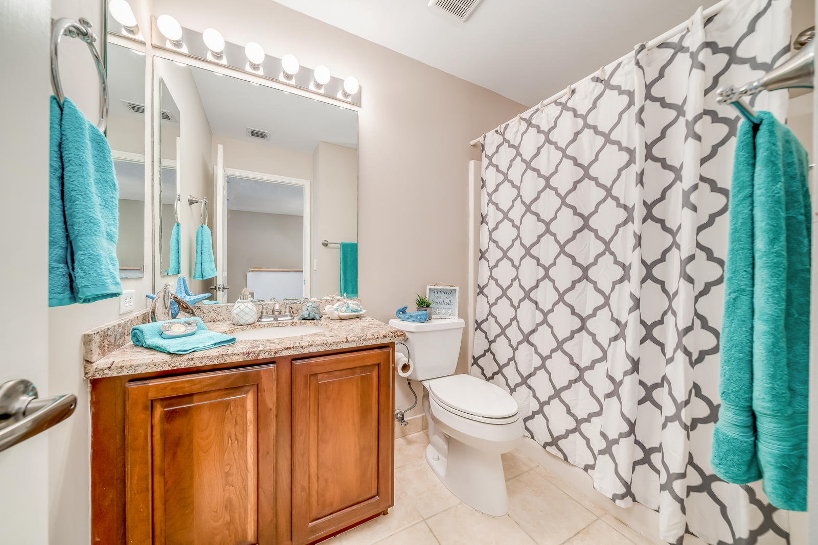8313 Vía Serena Boca Raton, FL 33433 - Photo 43 of 78 Guest Bath upstairs