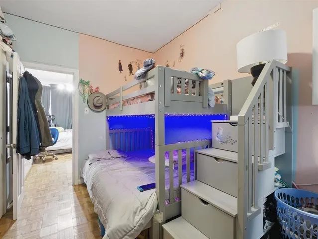 a bed room with a bed and a closet