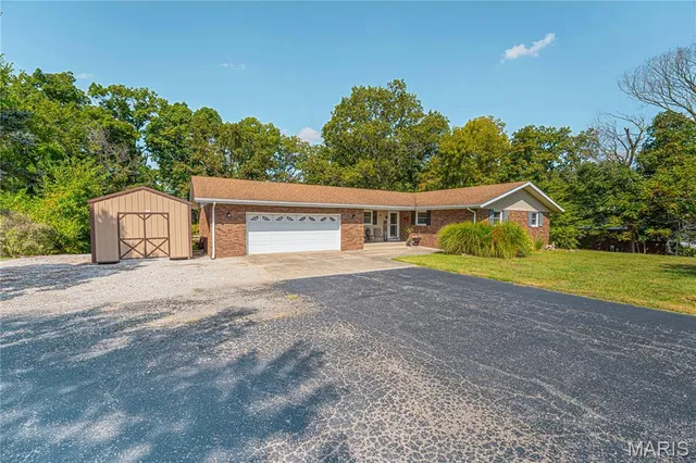 $379,000 | 4255 Highway 160, Highland, IL 62249