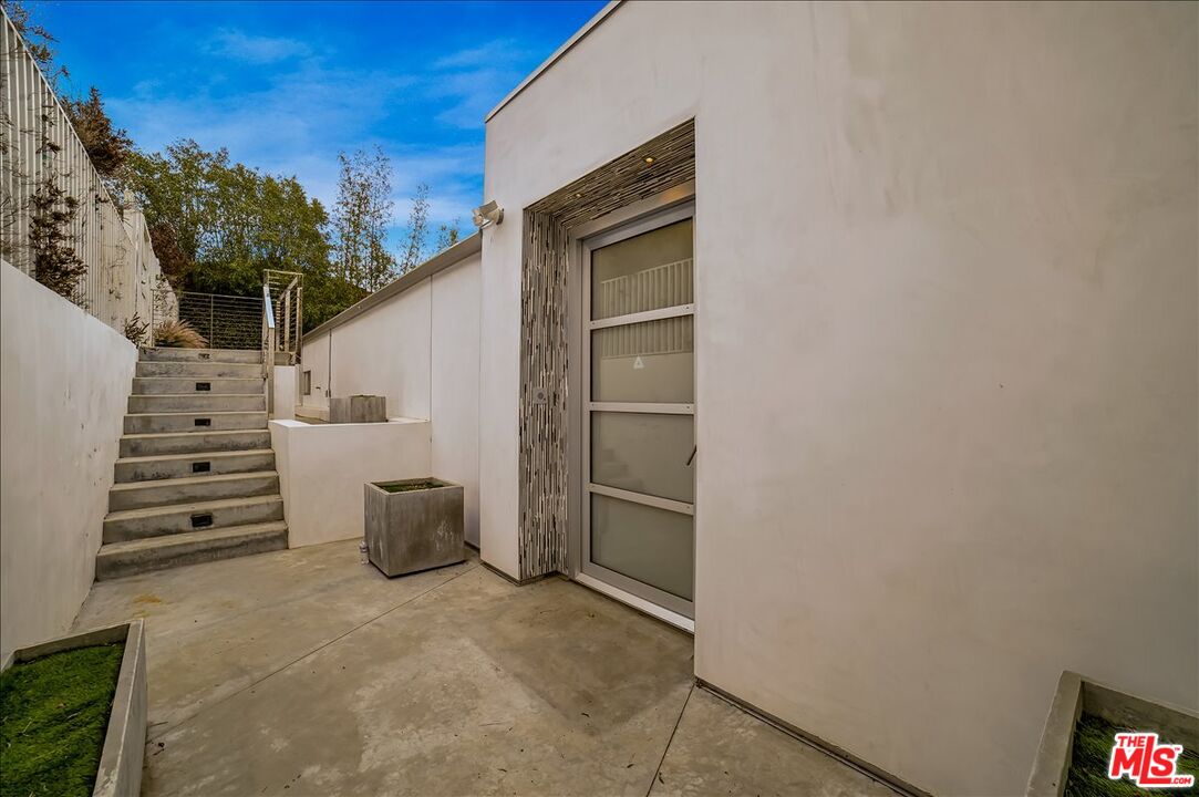 7044 Los Tilos Road Los Angeles, CA 90068 - Photo 3 of 58