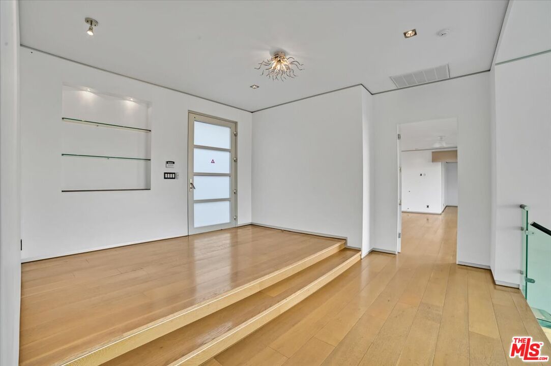 7044 Los Tilos Road Los Angeles, CA 90068 - Photo 5 of 58