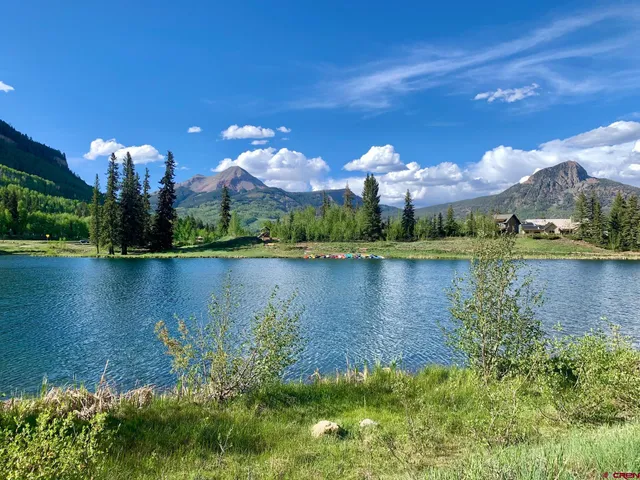 a view of a lake in a city
