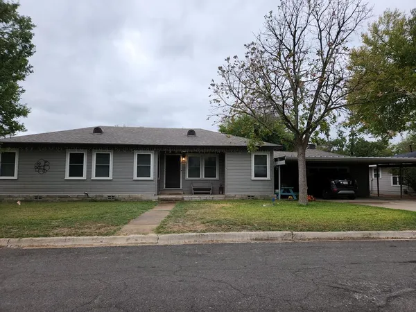 $2,300 | 705 North Lee, Kerrville, TX 78028