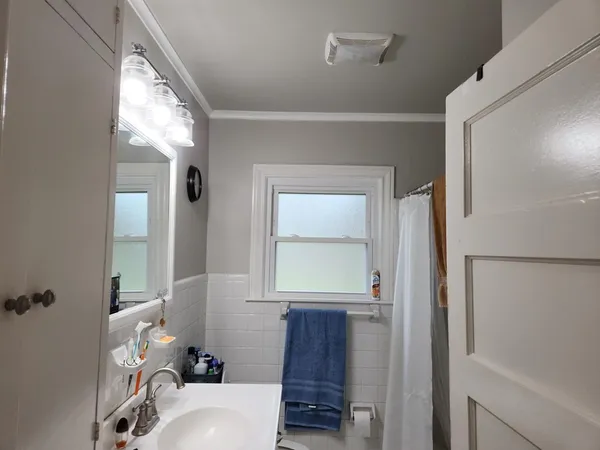 $2,300 | 705 North Lee, Kerrville, TX 78028