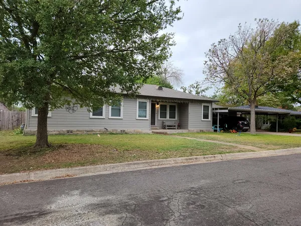 $2,300 | 705 North Lee, Kerrville, TX 78028