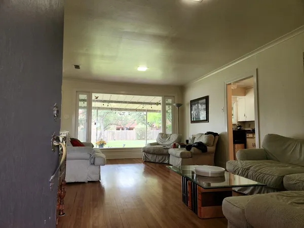 $2,300 | 705 North Lee, Kerrville, TX 78028