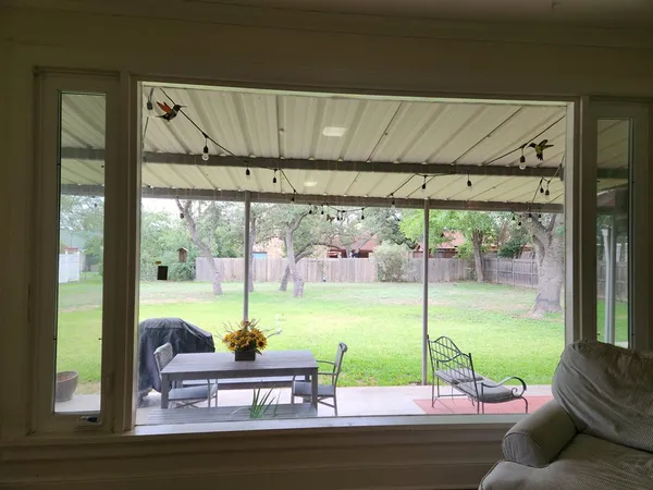 $2,300 | 705 North Lee, Kerrville, TX 78028