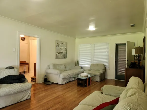 $2,300 | 705 North Lee, Kerrville, TX 78028