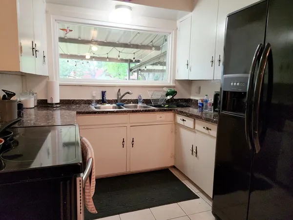 $2,300 | 705 North Lee, Kerrville, TX 78028