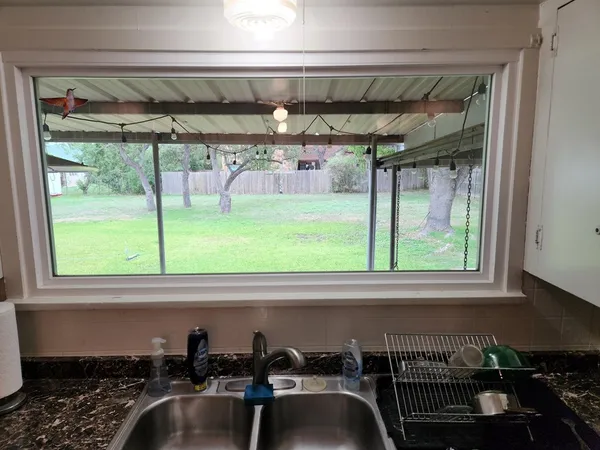 $2,300 | 705 North Lee, Kerrville, TX 78028