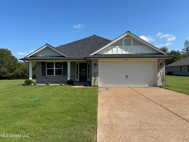 $337,900 | 327 Cardinal Lane, Senatobia, MS 38668