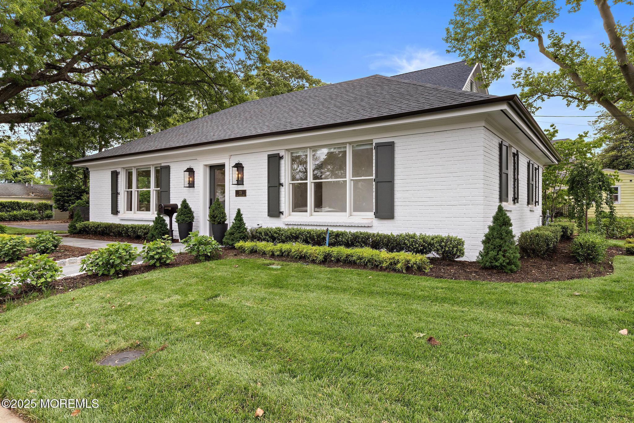 a house that is sitting in middle of the grass