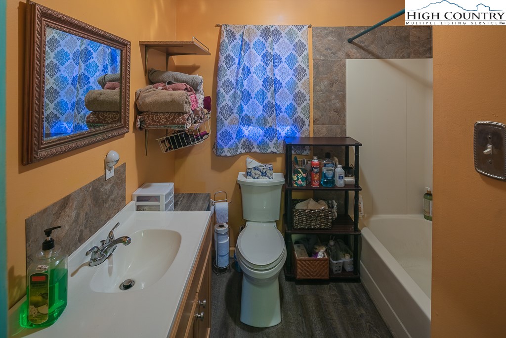 578 Charlie Hicks Road Banner Elk, NC 28604 - Photo 13 of 19 a bathroom with a toilet and a bathtub