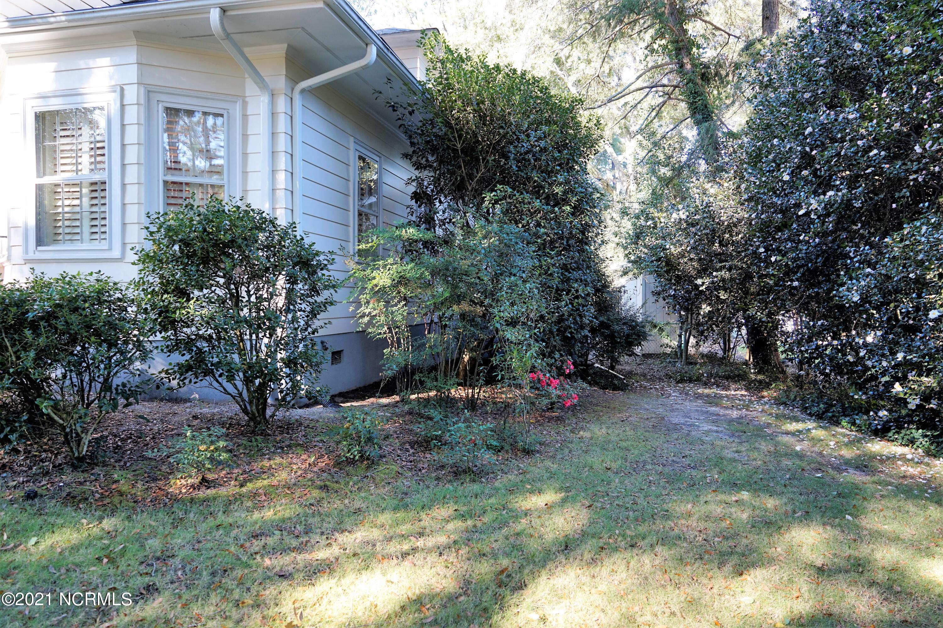 15 Maple Road, Unit OLD TOWN Pinehurst, NC 28374 - Photo 7 of 39 Tuck side yard